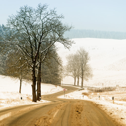 Schnebedeckt und bergig schlängeln sind die Straßen durch den Oberharz