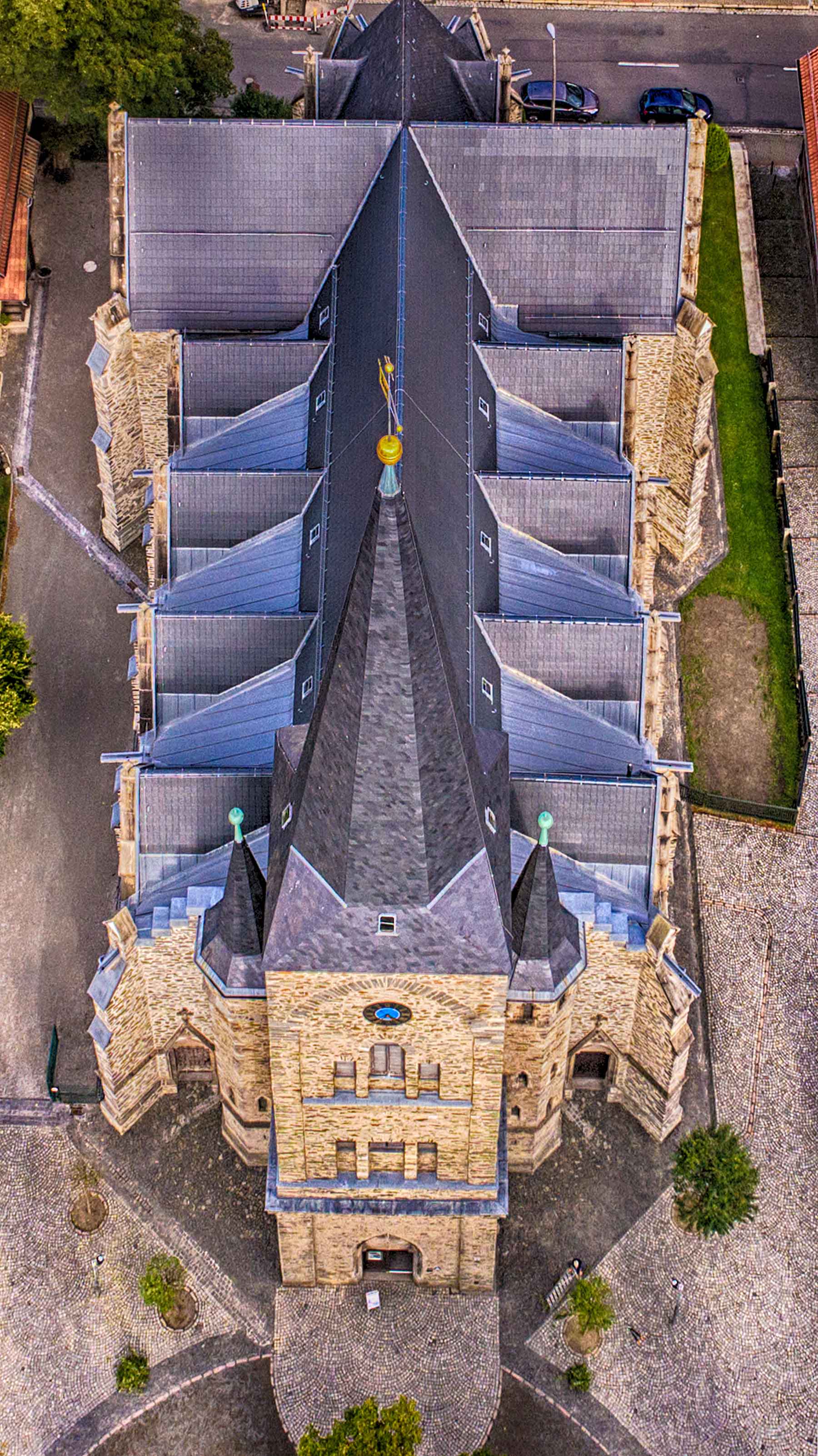 Die evangelische Stadtkirche steht mitten im Zentrum von Elbingerode Oben im Harz