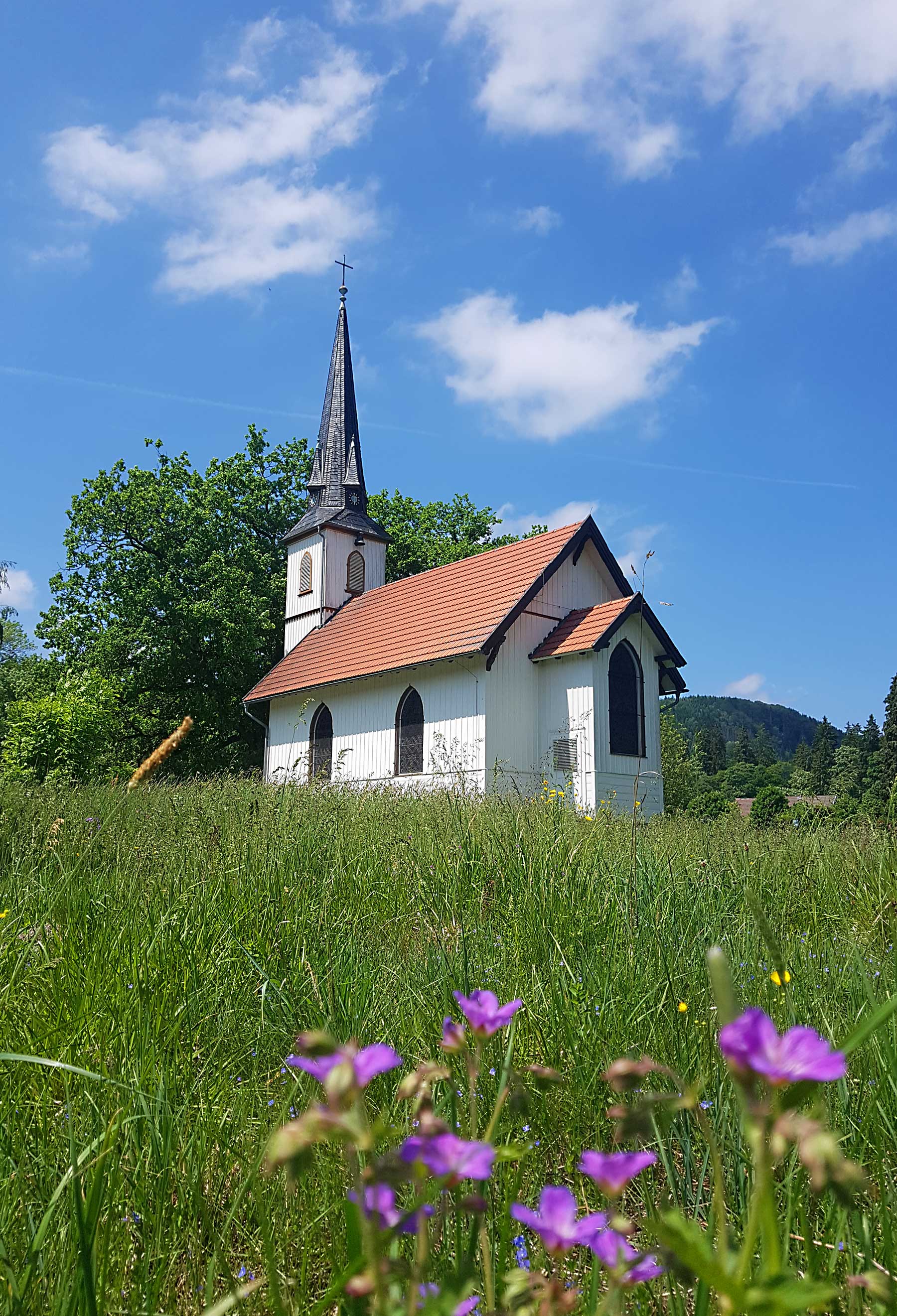 Direkt im Zentrum auf der Kirchwiese von Elend befindet sich die kleine Holzkirche.