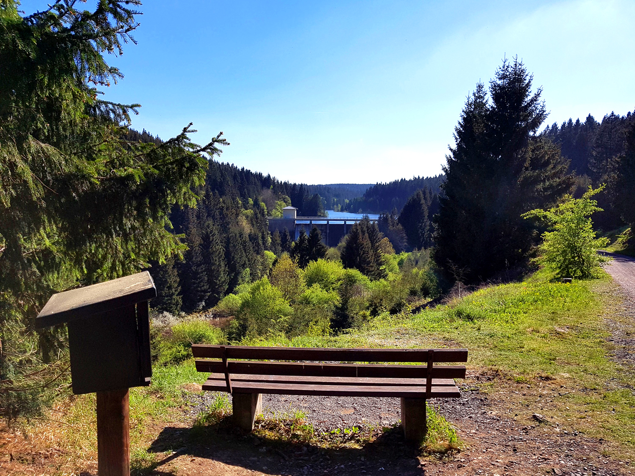 An der Rappbodetalsperre im Oberharz findet man neben einer traumhaften Aussicht auch eine Stempelstelle der Harzer Wandernadel.