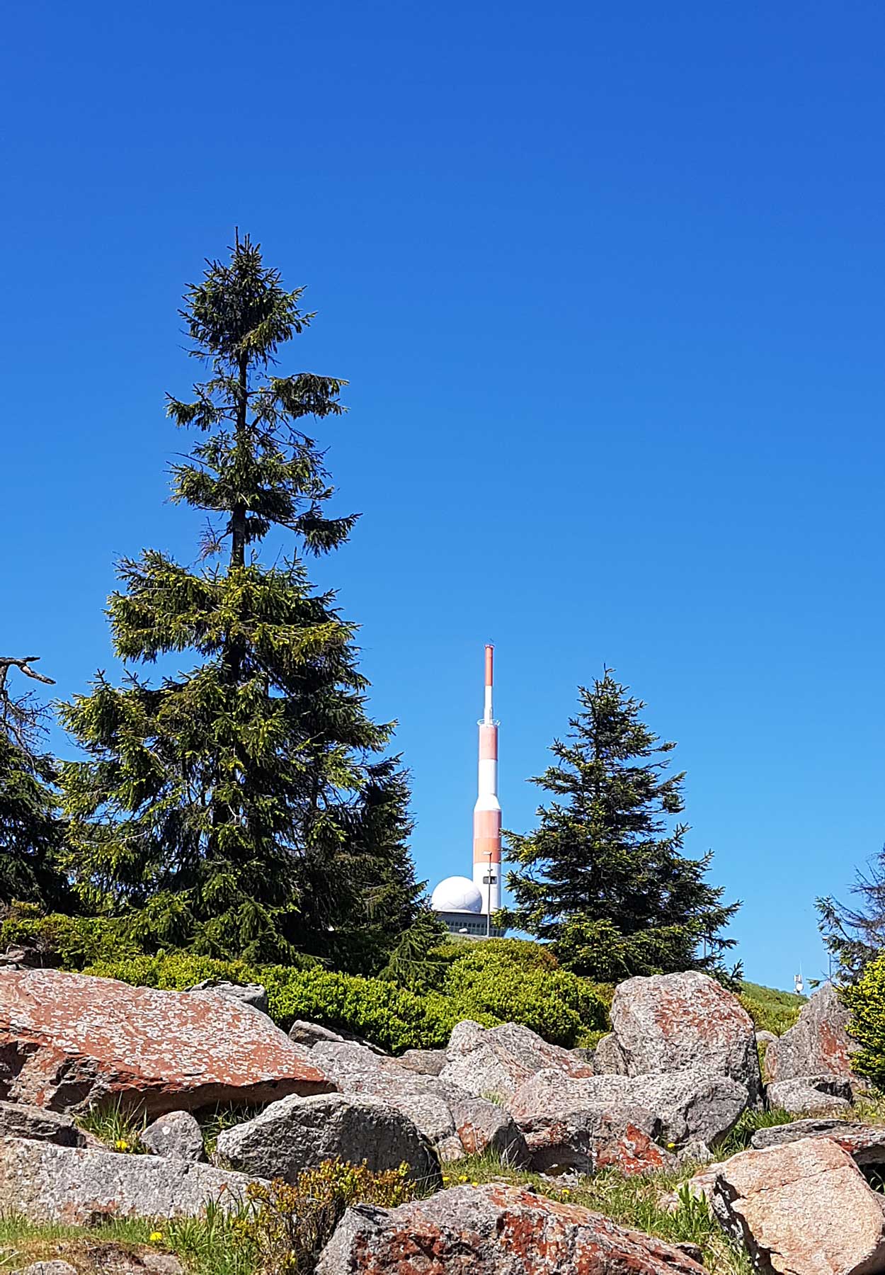 Der rot-weiße Sendeturm ist das Wahrzeichen des Brockens.