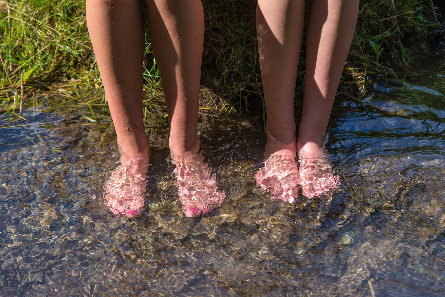 Die Füße in einem kühlem Bach erfrischen.
