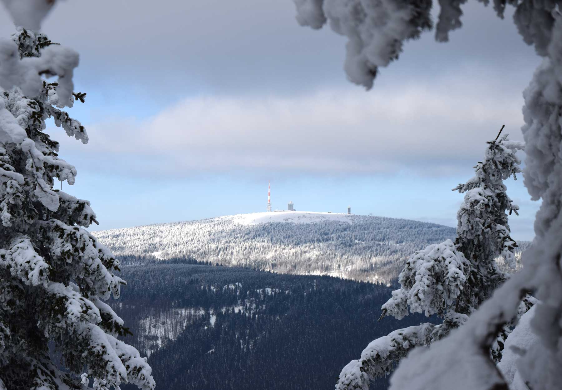 Winterlich verschneiter Wurmberg mit Blick zum Brocken.
